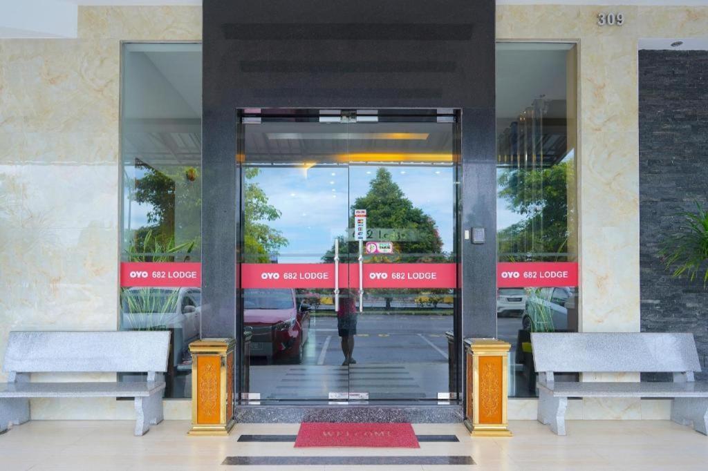 Oyo 89457 682 Lodge Bintulu Exterior photo